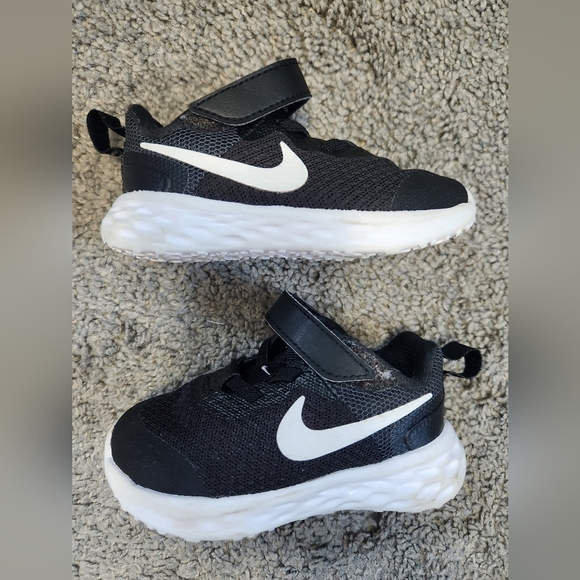 Nike Revolution toddler size 5c sneaker. Worn a few times but son outgrew - Picture 4 of 6